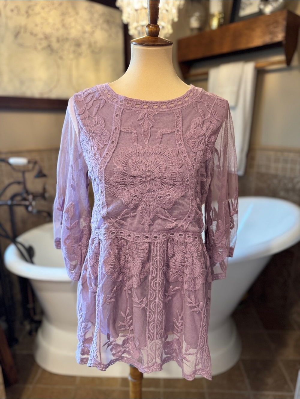 entro Lavender Lace Embroidered Blouse size small